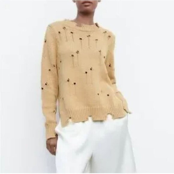 Elegant Beige Sweater with Floral Accents - Picture 3 of 8
